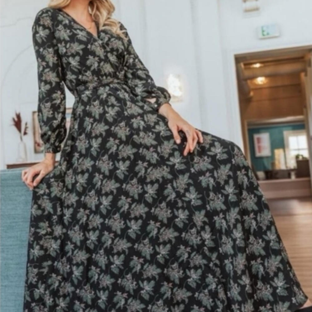 IVY CITY CO MAXI DRESS SIZE (M)